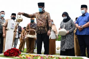 Usai Dilantik Jadi Gubernur, Isdianto Ziarah ke Makam Muhammad Sani