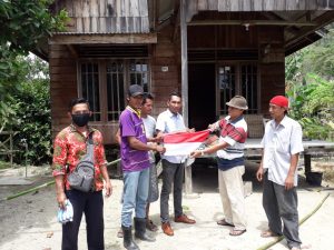 Plt Kepala Desa Persiapan Air Batu Bagikan Bendera Merah Putih Ke Masyarakat