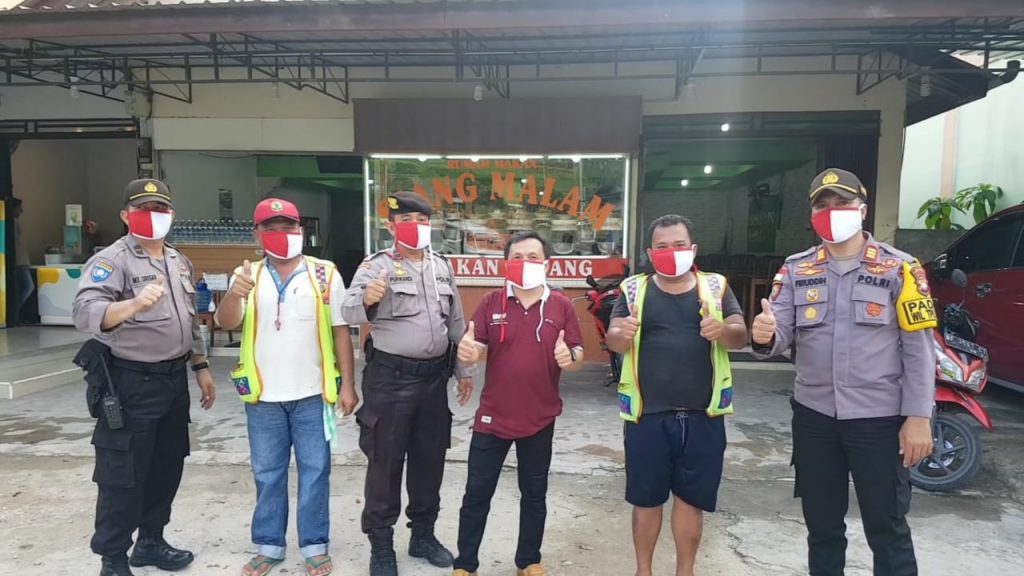 HUT RI Ke-75, Polsek Tanjungpinang Timur Bagikan Masker Merah Putih