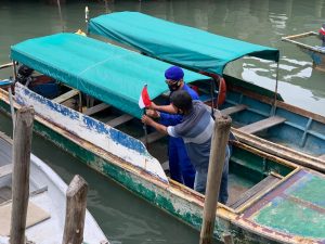 Polairud Imbau Nelayan Pasang Bendera Merah Putih Saat Melaut