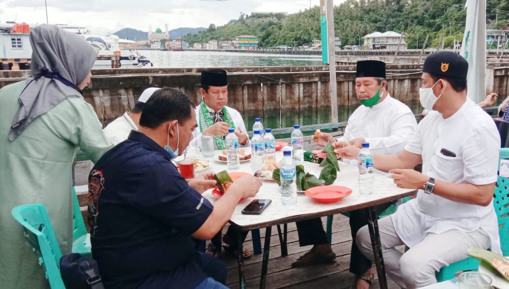 Pagi-pagi, Isdianto Ngopi Bareng Warga di Warkop Loka Tarempa