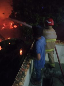 Rumah Warga Tanjungpinang Terbakar, Lima Mobil Pemadam Kebakaran Dikerahkan