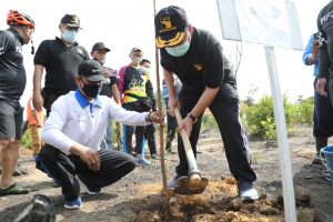 BP Batam Tanam 100 Bibit Pohon Bersama Komunitas Sepeda