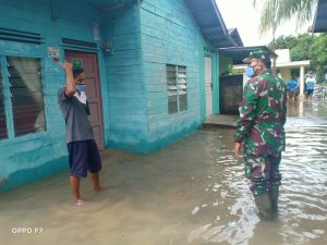 Danramil 01/Balai Tinjau Lokasi Banjir yang Rendam Rumah Warga di Meral