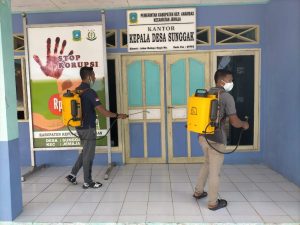 Cegah Penyebaran COVID-19, Desa Sunggak Lakukan Penyemprotan Disenfektan