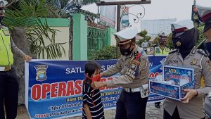 Lakukan Razia, Polres Karimun Berbagi Masker dan Stiker