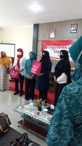 Dinas P3AP2KB Bagikan 10 Paket Bantuan Spesifik di Kota Tanjungpinang