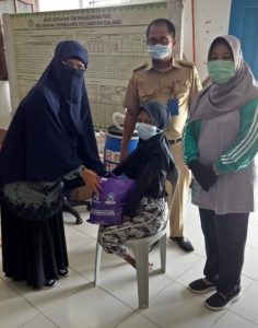 Sembari Sosialisasi Protokol Kesehatan Keluarga, DP3AP2KB Kepri Bagikan Bantuan Spesifik