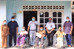 Peduli Masyarakat, PT Timah Berikan Kursi Roda ke Disabilitas