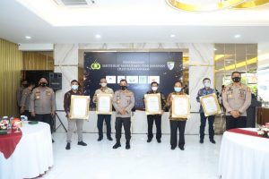 Wakili Kapolri, Komjen Pol Agus Andrianto Serahkan Sertifikat Gold Reward Objek Vital Nasional