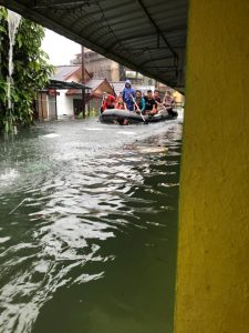 Basarnas Tanjungpinang Evakuasi Warga Terdampak Banjir Dengan Perahu Karet