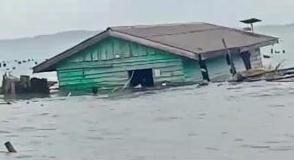 Curah Hujan dan Gelombang Tinggi Hanyutkan Sebuah Rumah di Lingga