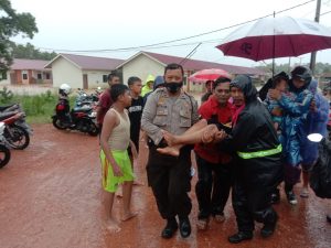 Polisi Bantu Evakuasi Korban Banjir dan Tanah Longsor di Tanjungpinang