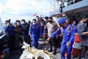 Polri Turunkan 207 Personel dan 15 Kapal Bantu Pencarian Korban Pesawat Jatuh