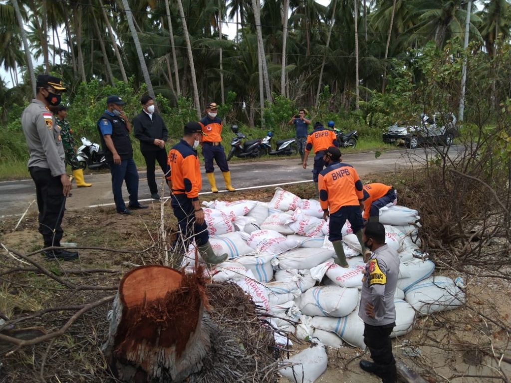 Ombak Laut Tinggi Robohkan Rumah Warga Di Natuna