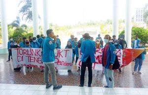 Puluhan Mahasiswa UMRAH Geruduk Gedung Rektorat