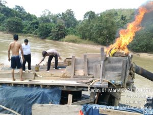 Kapolsek Kuantan Mudik Bakar Dua Unit Rakit Dompeng