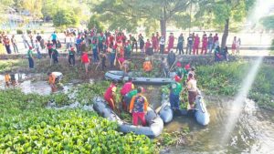 Pemkab Karimun Goro Bersama Bersihkan Sampah Eceng Gondok di Danau Taman Hijau