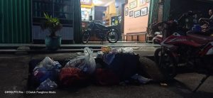 Diduga Sengaja Dibiarkan, Tumpukan Sampah di Kawasan Pasar Mangkrak di Teluk Kuantan Timbulkan Bau Busuk