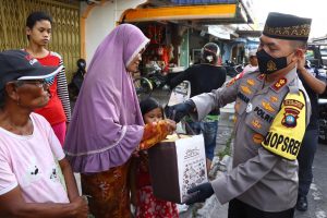 Berkah Ramadhan, Kapolres Karimun Bagikan Takjil dan Sembako ke Masyarakat