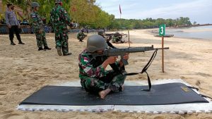 Asah Kemampuan Prajurit, Lanal TBK Latihan Menembak di Pantai Karimun