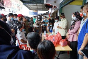 Bupati Karimun Turut Prihatin dan Beri Bantuan ke Korban Kebakaran di Meral