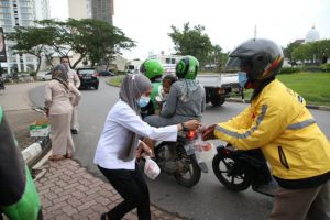 BP Batam Bagikan Takjil di Bundaran BP Batam