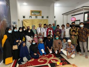 Berbagi Kasih, IWO Riau Santuni Puluhan Anak Yatim Piatu