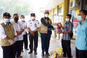 Wakil Bupati Karimun Serahkan 196 Paket Sembako ke Keluarga COVID-19 di kundur