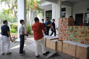 Kembali, Relawan Yayasan Buddha Tzu Chi Berikan Makanan