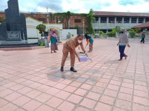 Sambut HUT Ke-76 RI, Kadis DLH Pimpin Pembersihan TMP Kusuma Bakti