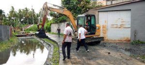 Cegah Banjir, DLH Rohil Normalisasi Parit Sungai Garam dan Parit Sungai Pabrik