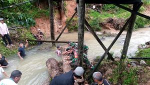 Koramil Letung Bersama Warga Gotong Royong Bersihkan Sungai