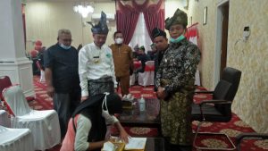 Bupati Rohil Bantu Tiga Bersaudara Yatim-piatu Korban COVID-19