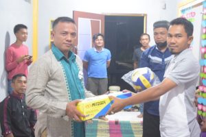 Peduli Sesama, Komunitas IGN Beri Alat Olahraga ke Pemuda Teluk Kaut
