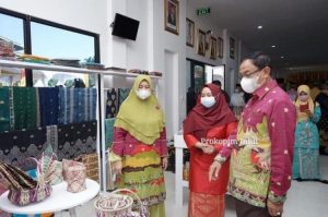 Bupati Inhil dan Hj Zulaikhah Hadir di Peresmian Gerai Sentra Budaya