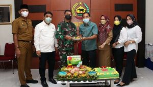 DPRD Inhil Berikan Ulang Tahun dan Ucapan Selamat HUT TNI Ke-76 Untuk Dandim 0314/Inhil