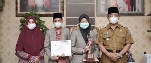 Bupati Inhil Berikan Hadiah Kepada Dua Orang Khalifa