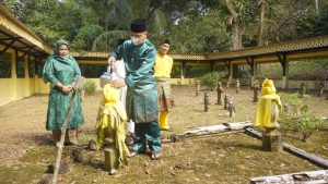 Hadiri Peringatan Maulid Nabi di Desa Mepar, Bupati Lingga Ziarah Makam Temenggung Jamaluddin