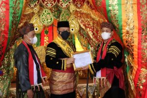 Kapolda Riau Terima Gelar Kehormatan Adat Datuak Bandaro Alam