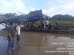 Polisi Hancurkan Tiga Rakit PETI di Sungai Kuantan
