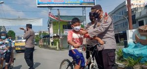 Antisipasi Virus Omicron, Satbinmas Polres Karimun Bagikan 1000 Masker ke Pengendara