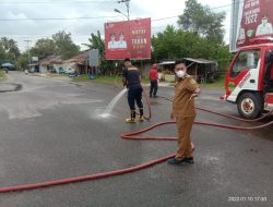 Berseragam Dinas, Wabup Lingga Bersihkan Pasir di Jalan