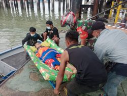 Bukti Nyata TNI Bersama Rakyat, Babinsa Bantu Evakuasi Warga ke RS