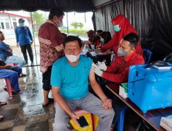 Meski Hujan Deras, Warga Tetap Datangi Gerai Vaksin PWI Tanjungpinang