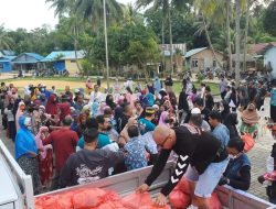 Moge Owner Kepri Bagikan Ratusan Paket Sembako ke Masyarakat Pesisir Batam