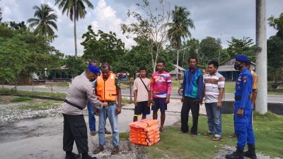 Satpolairud Polres Bintan Berikan Bantuan Life Jacket ke Nelyan