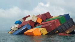 Kapal Tongkang Muatan Ratusan Kontainer Nyaris Tenggelam di Perairan Karimun