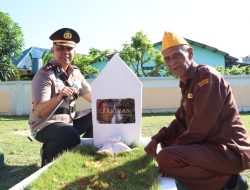 Kapolres Karimun Ziarah dan Curhat di Makam Pahlawan