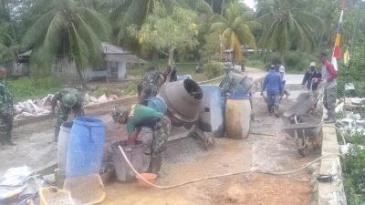 Kompak, Satgas TMMD dan Masyarakat Lakukan Pengecoran Semenenisasi di Pulau Parit